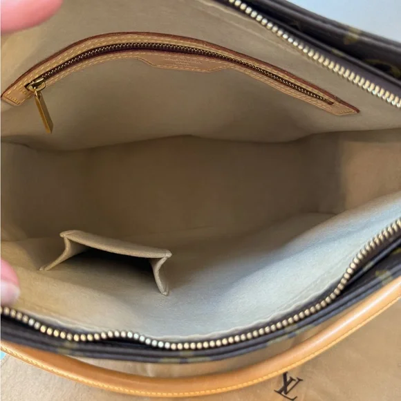 Like New- Louis Vuitton Looping GM - Picture 11 of 15